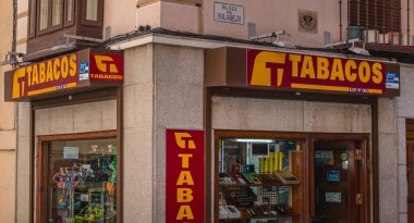 Toledo, İspanya - 28 Nisan 2018 - açık bir bahar gününde şehrin tarihi merkezine tütün Shop