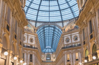 Milan, İtalya - 2 Kasım 2017: Mimari detay bir kış gününde Vittorio Emanuele II Galerisi