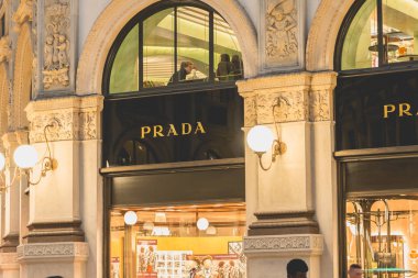 Milan, İtalya - 2 Kasım 2017: mutlu insanlar, sıcak giyinmiş, Vittorio Emanuele II Galerisi lüks mağazalar önünde bir kış gününde yürüyüş