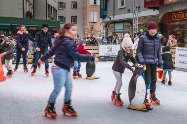 Mulhouse, Fransa - 23 Aralık 2017: Mutlu çocuklar ve yetişkinler buz gitmek bir pistinde paten Noel markette kurmak