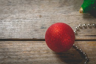 neşeli Noel kavramı eski ahşap tahta üzerinde kırmızı süslemeli