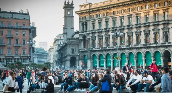 Milan Olaszország 2017 November Boldog Emberek Ülnek Piazza Del Duomo — Stock Fotó