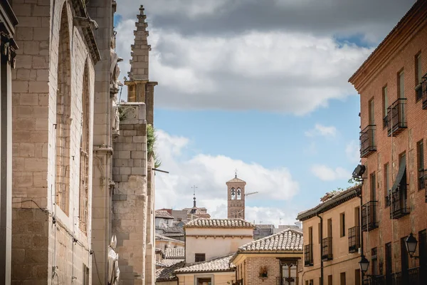スペイン トレドの歴史的な市内中心部の典型的な住宅の建築の細部 — ストック写真