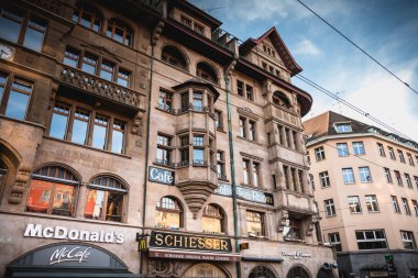 Basel, İsviçre - 25 Aralık 2017 - mimari yapılar ile onun Noel ağacı yıl partiler sonu için dekore pazar yeri