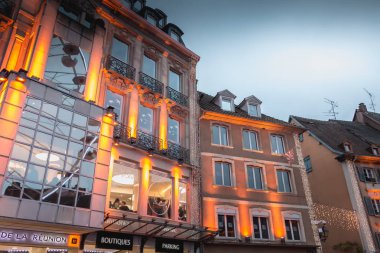 Mulhouse, Fransa, 23 Aralık 2017: bir kış gününde ışıklı ve dekore edilmiş için Noel piyasalar Katedral Meydanı binaların görünümünü