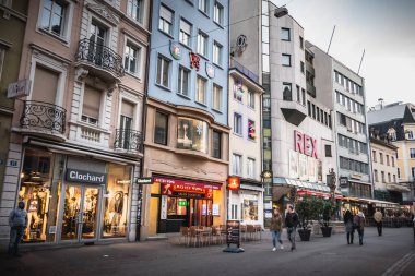 Basel, İsviçre - 25 Aralık 2017 - insanlar Steinenvorstadt yaya alışveriş caddesi bir kış gününde yürüyüş.