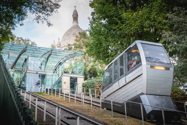 Paris, Fransa - 6 Ekim 2018: Montmartre Montmartre tepe tepesine tırmanmaya ve basilica Sacred Heart erişmek için izin veren füniküler görünümünü