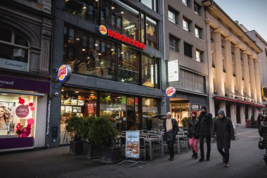 Basel, İsviçre - 25 Aralık 2017 - insanlar önünde Steinenvorstadt alışveriş yayalara Burger King bir kış gününde yürüyüş.
