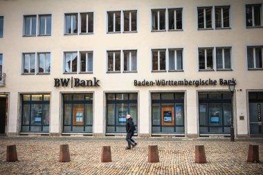 Bir Freiburg im Breisgau, Almanya - 31 Aralık 2017: Alman bir şube önünde yürüyen insanlar banka Bw banka bir kış gününde