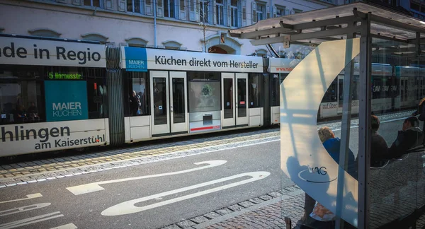 Fribourg Brisgau Allemagne Décembre 2017 Tramway Électrique Passant Devant Une — Photo