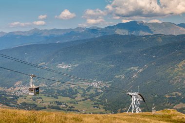 Saint Lary Soulan, Fransa - 20 Ağustos 2018: doğrudan şehir merkezi Saint Lary kayak için kış ve yaz yokuş aşağı bisiklet için tren istasyonuna bağlayan teleferik