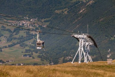 Saint Lary Soulan, Fransa - 20 Ağustos 2018: doğrudan şehir merkezi Saint Lary kayak için kış ve yaz yokuş aşağı bisiklet için tren istasyonuna bağlayan teleferik