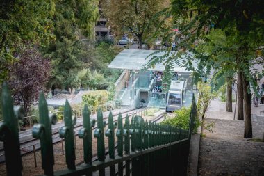 Paris, Fransa - 6 Ekim 2018: Montmartre Montmartre tepe tepesine tırmanmaya ve basilica Sacred Heart erişmek için izin veren füniküler görünümünü