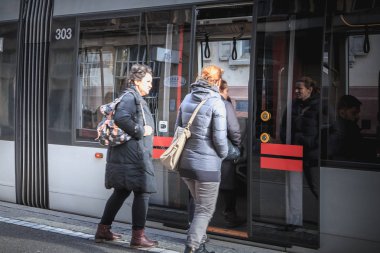 Bir Freiburg im Breisgau, Almanya - 31 Aralık 2017: bir elektrik tramvay tarihi şehir merkezinde bir kış gününde yatılı yolcu