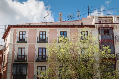 Toledo, İspanya - 28 Nisan 2018: Mimari detay şehrin merkezi kare tipik bina bir bahar gününde