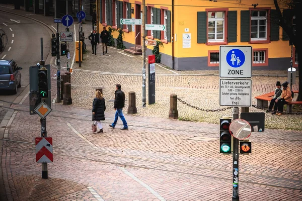 Freiburg Breisgau Alemania Diciembre 2017 Personas Caminando Por Una Pequeña — Foto de Stock