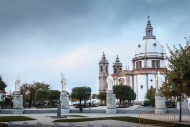 Braga, Portekiz - 1 Aralık 2018: İnsanlar yürüyüş Our Lady Sameiro Braga yakınındaki kutsal alacakaranlıkta