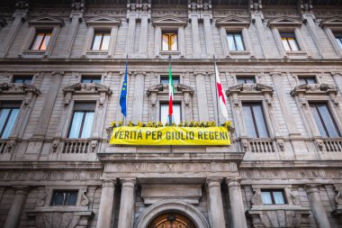 Milan, İtalya - 2 Kasım 2017: Milan City Hall cephesinde, sarı bir afiş ya da İtalyanca - gerçek Giulio Regeni için bulunmakta