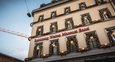 Basel, İsviçre - 25 Aralık 2017: cephe için Noel çelenk ve topları ile dekore edilmiş Oyuncak Müzesi