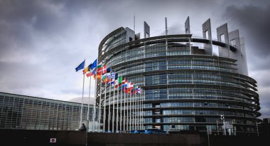 Strasbourg, Fransa - 28 Aralık 2017 - Avrupa Parlamentosu mimari detay üzerinde bir kış günü alacakaranlıkta