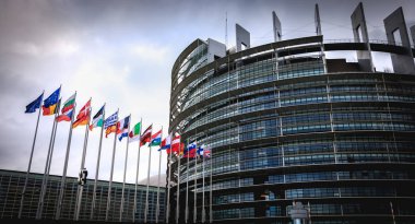 Strasbourg, Fransa - 28 Aralık 2017 - Avrupa Parlamentosu mimari detay üzerinde bir kış günü alacakaranlıkta