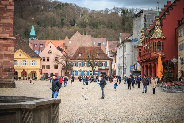 Freiburg Breisgau Alemanha Dezembro 2017 Pessoas Vestidas Calorosamente Andando Praça — Fotografia de Stock