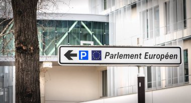 Strasbourg, Fransa - 28 Aralık 2017: sokakta, bir beyaz yol işaret Avrupa Parlamentosu Park yönünü belirtir.