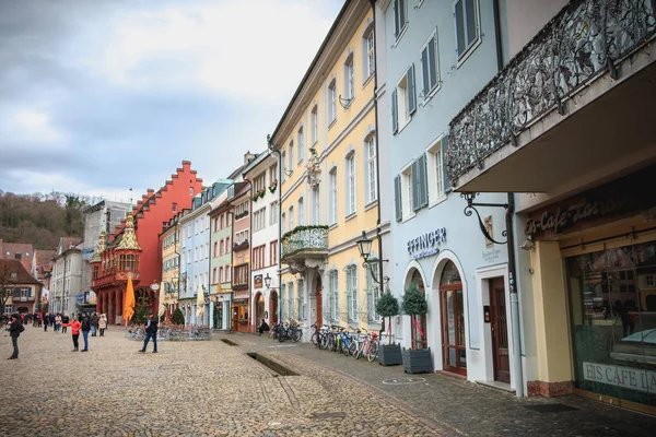 Freiburg Breisgau Alemanha Dezembro 2017 Pessoas Vestidas Calorosamente Andando Praça — Fotografia de Stock