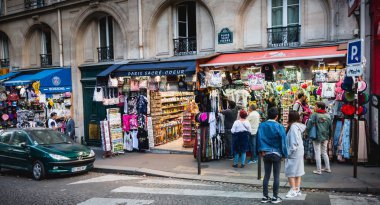 Paris, Fransa - 6 Ekim 2018: turist Montmartre yakınında sokaklarda yürümek toplanan çok nerede bir sonbahar gününde Hediyelik eşya mağazaları