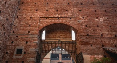 Milan, İtalya - 03 Kasım 2017: mimari detay Sforza Kalesi bir sonbahar gününde, onbeşinci yüzyılda Francesco Sforza, Dükü tarafından bir kale ve cephe