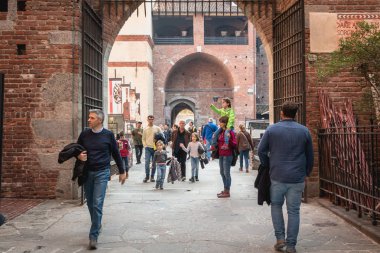 Milan, İtalya - 03 Kasım 2017: insanlar bir sonbahar gününde, onbeşinci yüzyılda Francesco Sforza, Dükü tarafından bir kale Sforza Kalesi içinde ve dışında gelir
