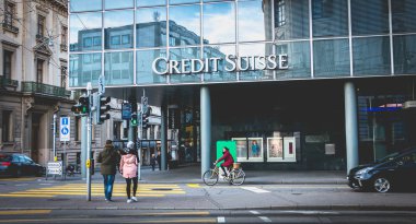 Bale, İsviçre - 25 Aralık 2017: İnsanlar şehir merkezinde bir ajansı Credit Suisse İş Bankası önünde bir kış gününde yürüyüş