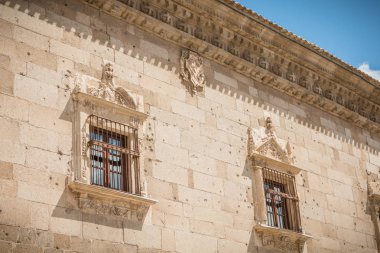 Toledo, İspanya - 28 Nisan 2018: Bir bahar gününde müze Santa Cruz de Toledo mimari detay. On altıncı yüzyıl Plateresque bina