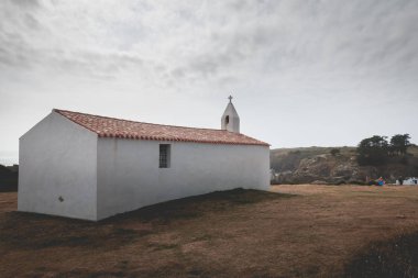 La Meule, Fransa - 18 Eylül 2018: Yeu Adası üzerinde marina La Meule Şapel çevresi gelen turist oteller