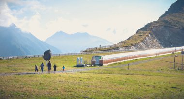 Saint Lary Soulan, Fransa - 20 Ağustos 2018: aile yaz aylarında kar olmadan bir Resort kayak yamaçlarında giren
