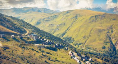 Saint Lary, Fransa - 20 Ağustos 2018: Pla D Adet kayak merkezi bir yaz gününde binaların genel bakış