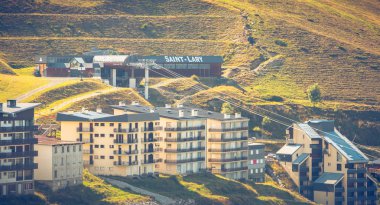 Saint Lary, Fransa - 20 Ağustos 2018: Pla D Adet kayak merkezi bir yaz gününde binaların genel bakış