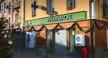 Marseillan, Fransa - 30 Aralık 2018: açık bir kış gününde şehir merkezinde bir eczane