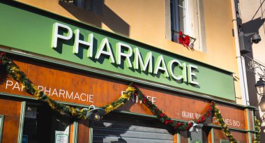 Marseillan, Fransa - 30 Aralık 2018: açık bir kış gününde şehir merkezinde bir eczane