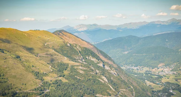 Lary フランスの横にある Pla アデット スキー リゾートからピレネー山脈の眺め — ストック写真