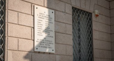 Milan, İtalya - 3 Kasım 2017: Civica Stadyumu Arena bir duvara, bir sokak tabelası orada 19 Aralık 1943'te kaçan kişilerin adlarını gösterir.