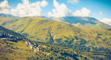 Saint Lary, Fransa - 20 Ağustos 2018: Pla D Adet kayak merkezi bir yaz gününde binaların genel bakış