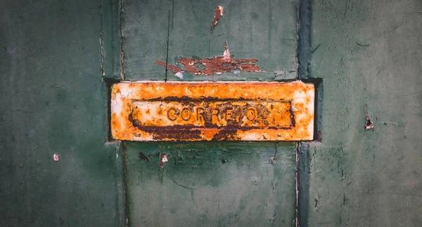 Viejo Buzón Portugués Oxidado Una Puerta Madera Desgastada Donde Está — Foto de Stock