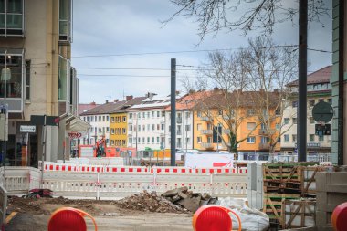Bir Freiburg im Breisgau, Almanya - 31 Aralık 2017: küçük inşaat alanında bir şehirde bir kış gününde sokak