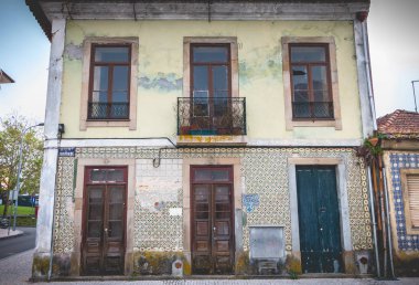 Aveiro, Portekiz - 7 Mayıs 2018: Küçük geleneksel ev mimarisi ayrıntılı bir bahar gününde şehrin tarihi şehir merkezinde