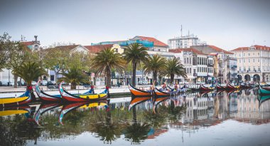 Aveiro, Portekiz - 7 Mayıs 2018: Turist üzerinde ünlü Moliceiros akşam, geleneksel tekneler yosunlar geçmişte hasat için kullanılan bir bahar walk on