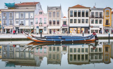 Aveiro, Portekiz - 7 Mayıs 2018: Turist üzerinde ünlü Moliceiros akşam, geleneksel tekneler yosunlar geçmişte hasat için kullanılan bir bahar walk on