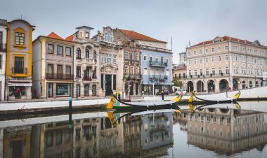 Aveiro, Portekiz - 7 Mayıs 2018: Turist üzerinde ünlü Moliceiros akşam, geleneksel tekneler yosunlar geçmişte hasat için kullanılan bir bahar walk on