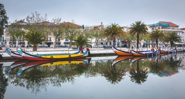 Aveiro, Portekiz - 7 Mayıs 2018: Turist üzerinde ünlü Moliceiros akşam, geleneksel tekneler yosunlar geçmişte hasat için kullanılan bir bahar walk on