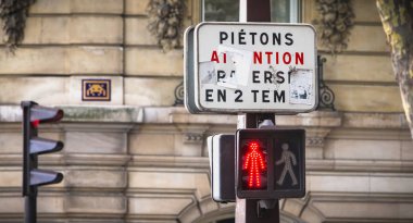 Paris, Fransa - 7 Ekim 2017: üç renkli bir trafik ışığı üzerinde bir işaret Fransızca olarak iki aşamada geçmeye yayalar için gösterir